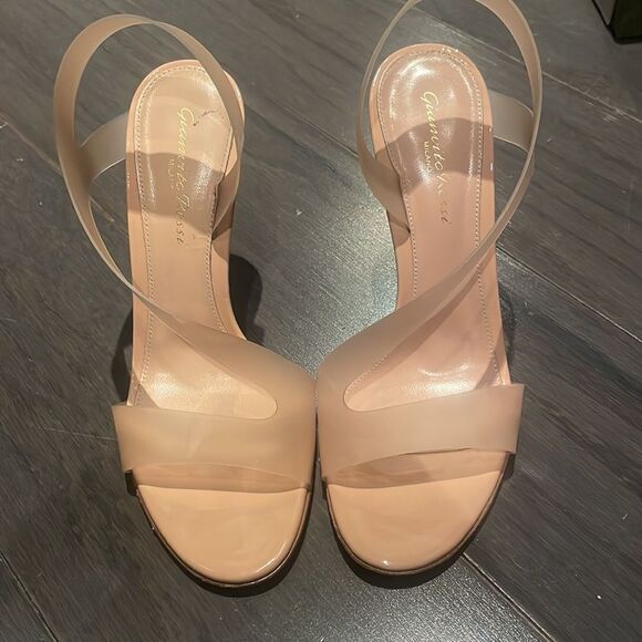 Gianvito Rossi
Slingback Sandal Nude. Excellent Condition with box and dust bag - Picture 4 of 7